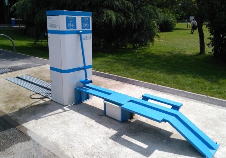 Station de services pour les vélos au complexe sportif Marcel Bec de Meudon (Crédit photo : Altinnova)